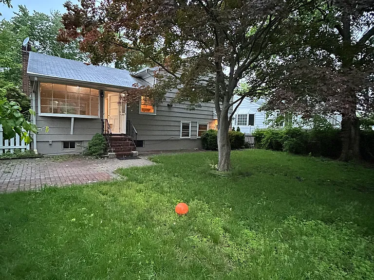 383 Jefferson Ave — Photo 15