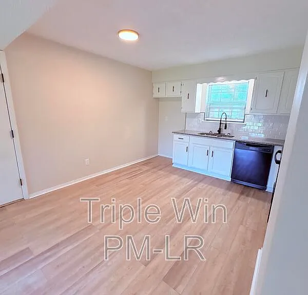 220 Randall Dr — Photo 18