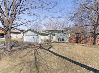 9910 31st Ave N, Plymouth, MN 55441