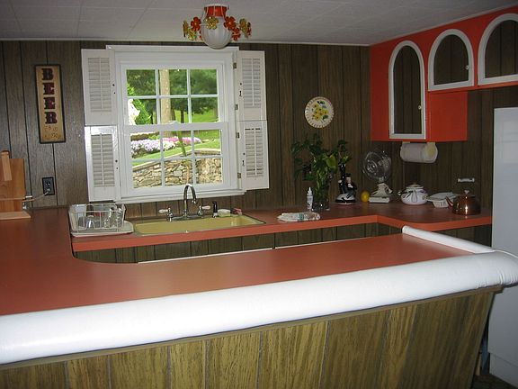 KITCHEN/BAR IN FAMILY RM