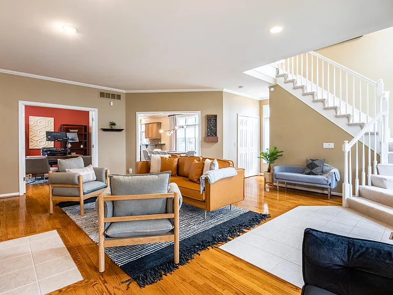 1181 Davis Ave — Photo 5