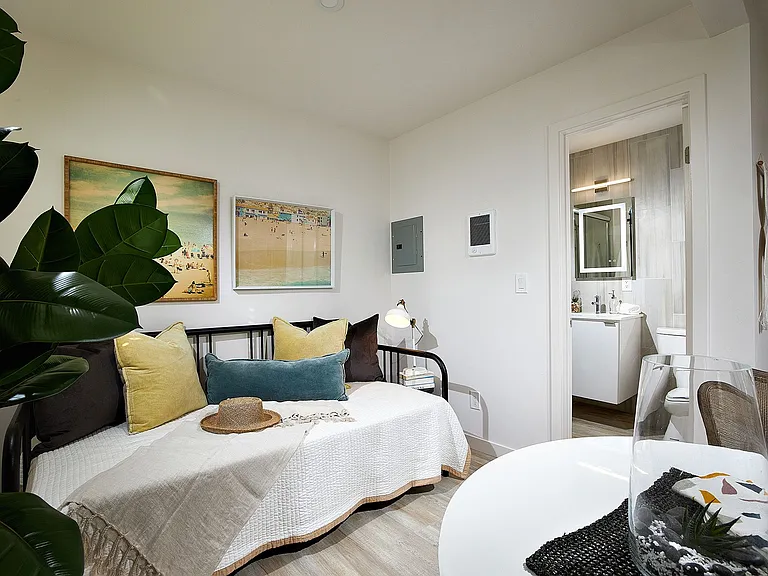 Newly Renovated Community 2 Blocks From The Beach! — Photo 7