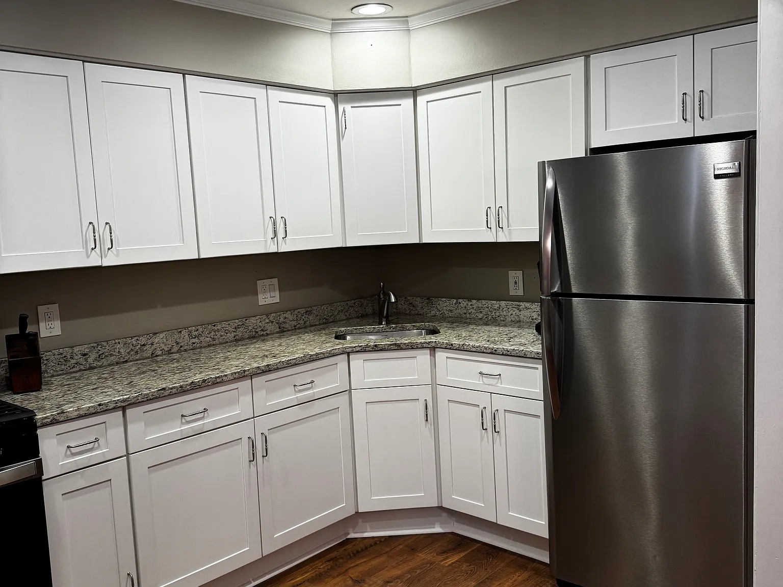 1 bed, 950 sqft, $2,300 — Photo 2