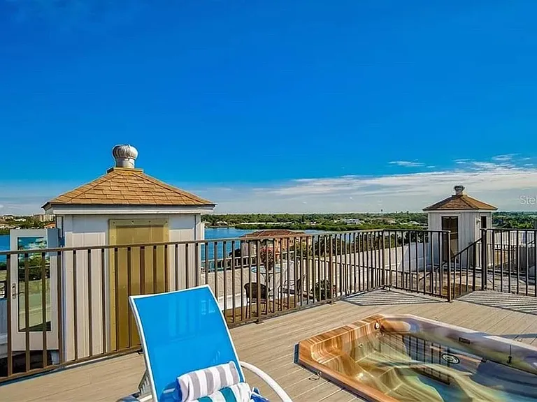 Hot tub with view out to Intracoastal