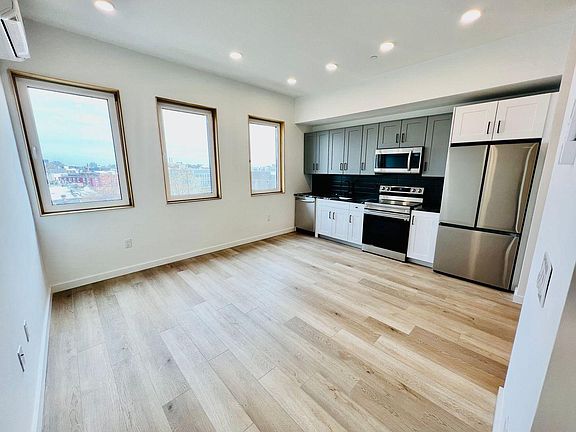 3rd image of 1310 N Front St #10-C