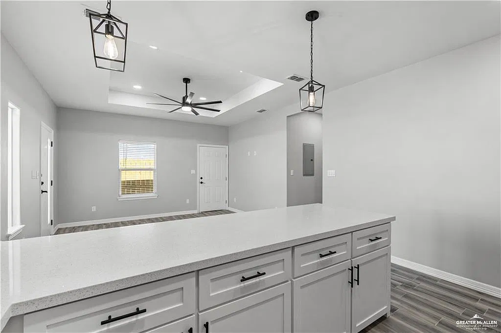 3 bed, 2.0 bath, 2180 sqft, $1,350 — Photo 4