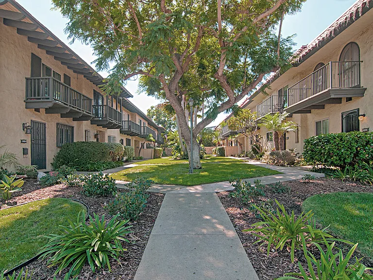 3218 Loma Riviera Dr — Photo 3