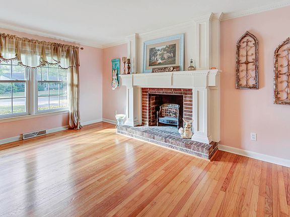 3rd image of 516 Dogwood Cir