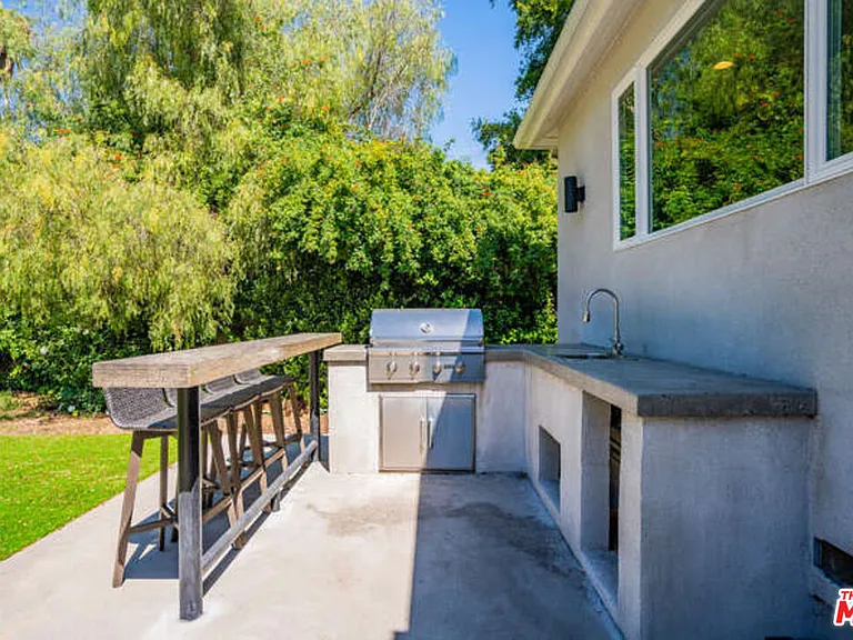 5907 Jumilla Ave — Photo 11