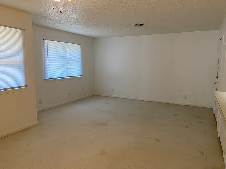 2308 Carley St — Photo 4