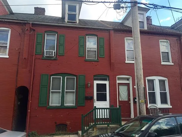 640 1st St photo 1