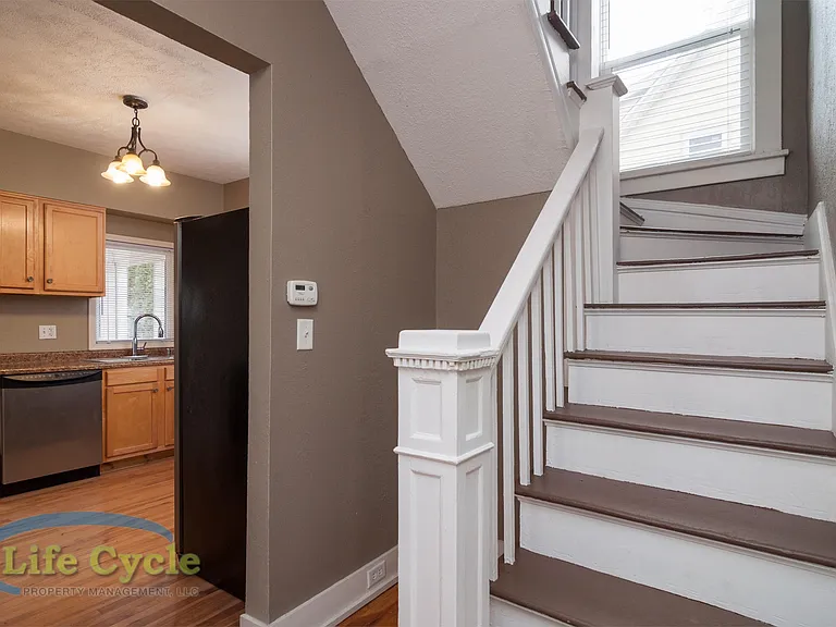 138 Travis St NE — Photo 6