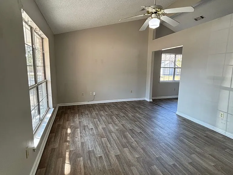 228 NE Jamey Ln — Photo 3