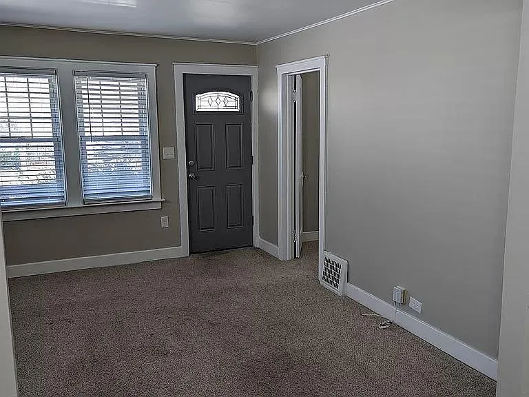 22624 Maxine St — Photo 2