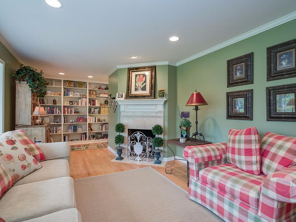 1st image of 8305 N Poplar Dr