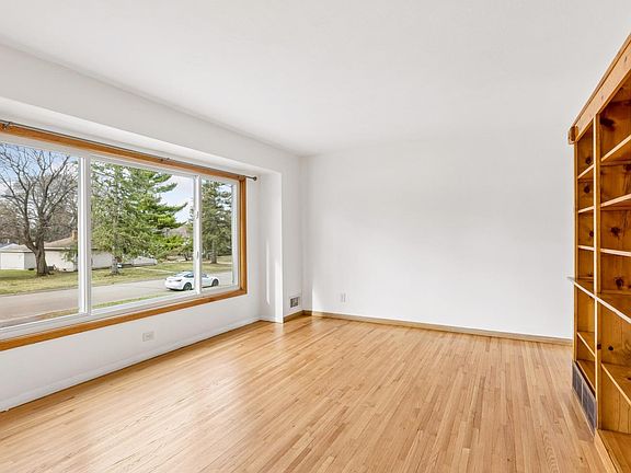 4th image of 395 Eldridge Ave W
