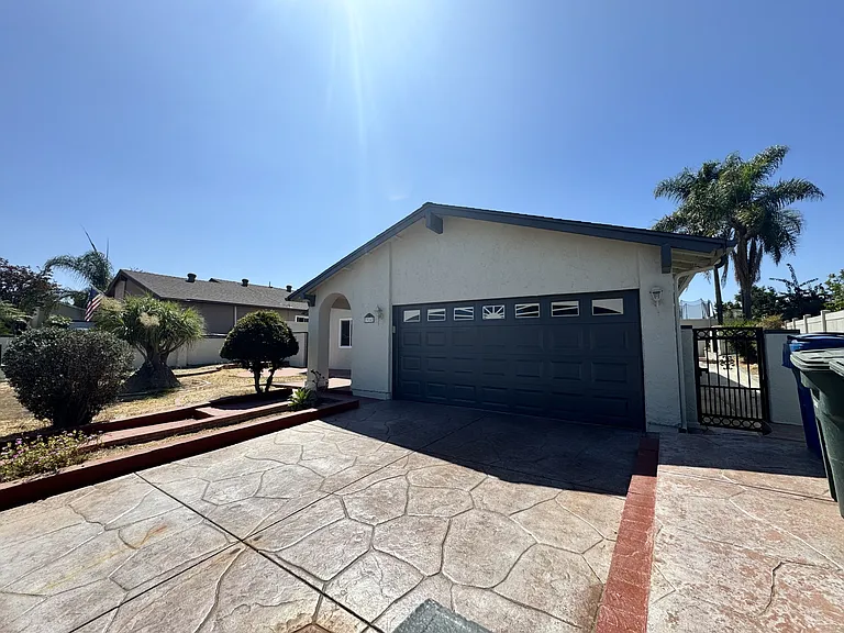 916 Avenida Ysidora — Photo 2