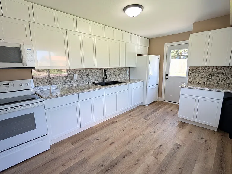 1504 Woodbine Dr — Photo 9