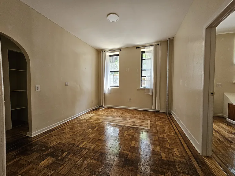 2111 Beekman Pl #1I — Photo 3