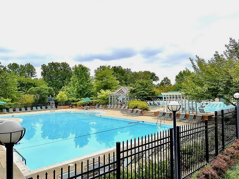 5705 Chapman Mill Dr #150 — Photo 23