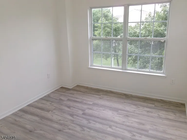 31 Victoria Dr — Photo 17