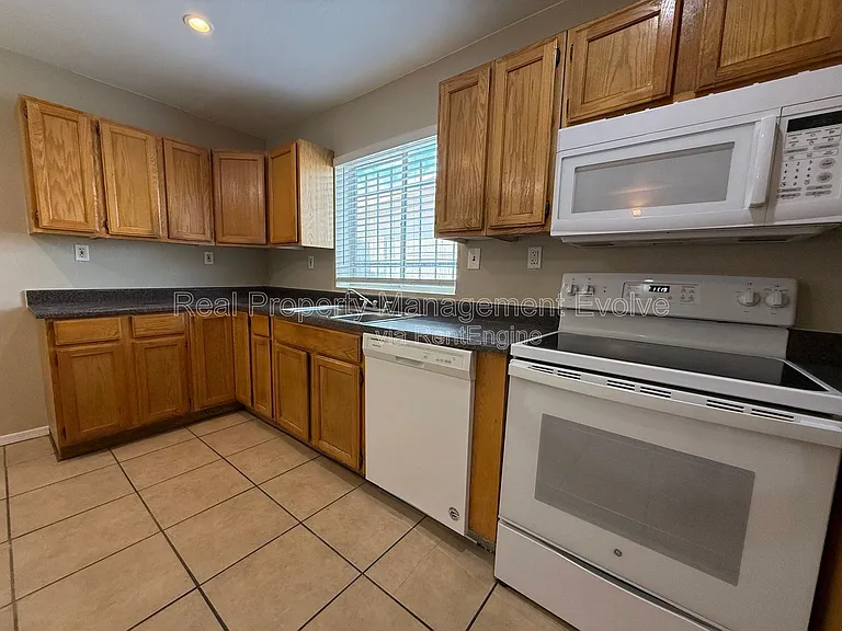 2950 E Mobile Ln — Photo 7