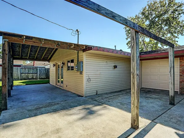 2705 Belmont St, Dickinson, TX 77539