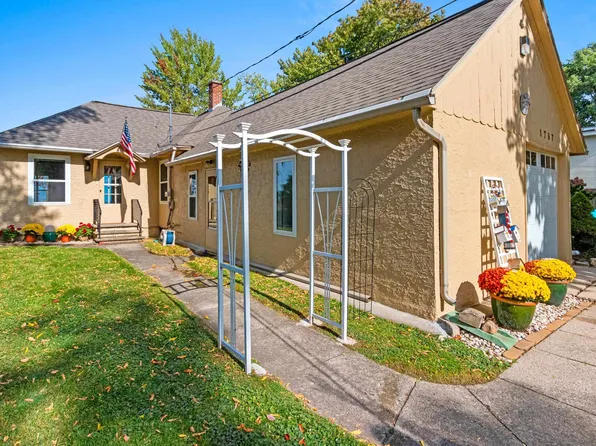 1757 E Shore Cir, Green Bay, WI 54302