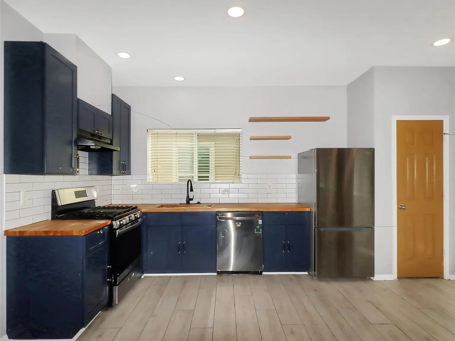 3 bed, 2.5 bath, 1620 sqft, $2,150 — Photo 4