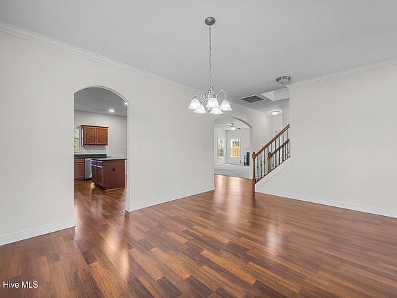 5th image of 427 Worsley Way