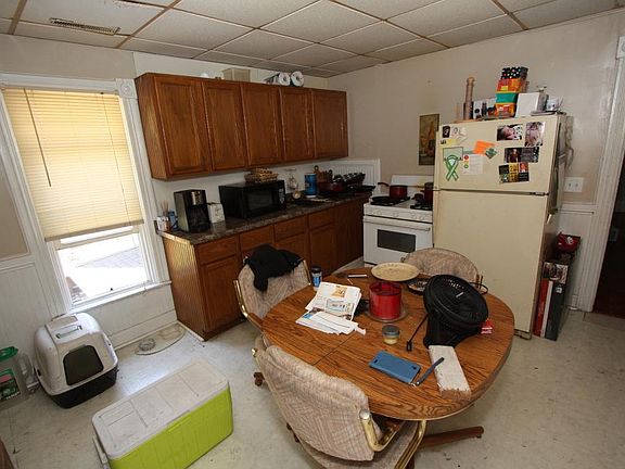 3rd image of 105 Jessamine Ave W