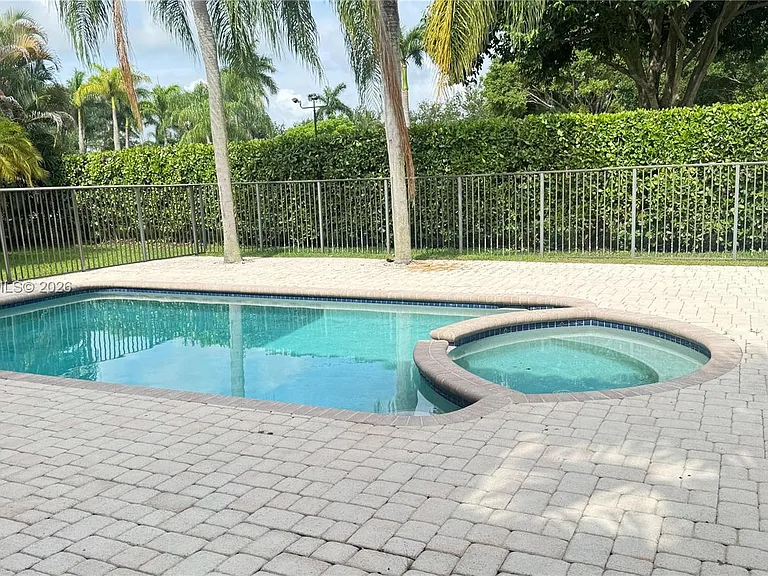 1115 Camellia Cir — Photo 32
