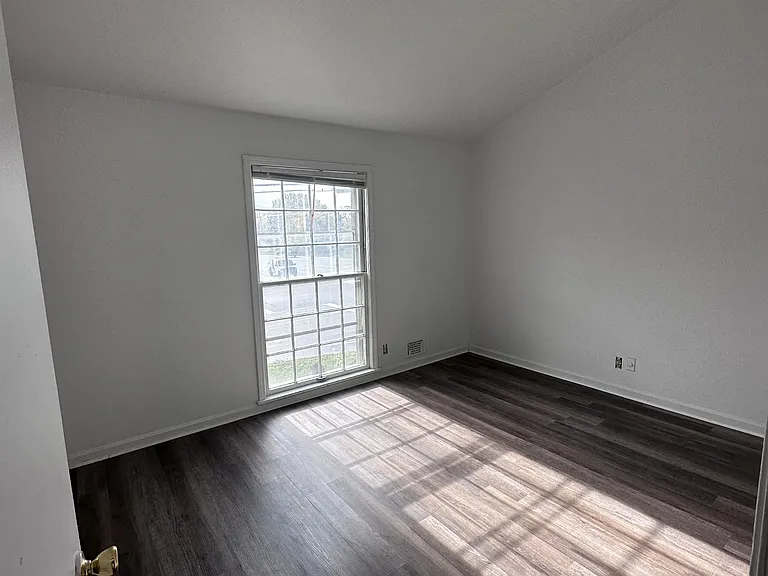 1801 Bashford Manor Ln — Photo 10