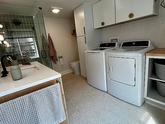 Full bath/Laundry