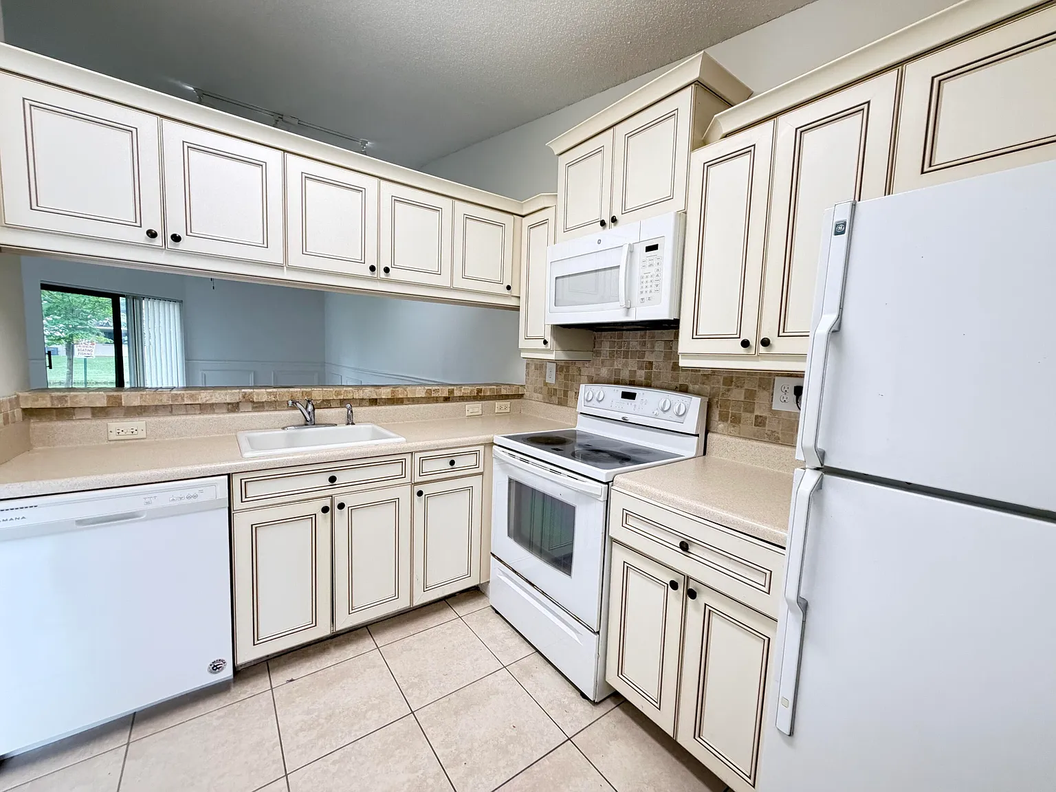 1 bed, 1.0 bath, 744 sqft, $1,750 — Photo 4