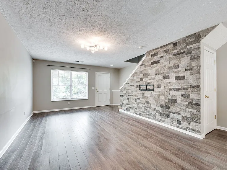 209 Shadow Glen Dr — Photo 9