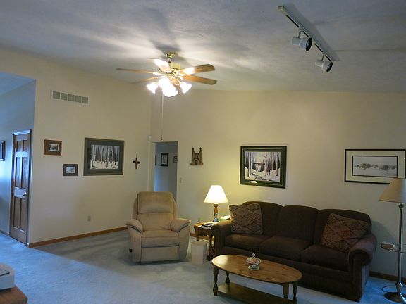 3rd image of 140 Windfield Ter