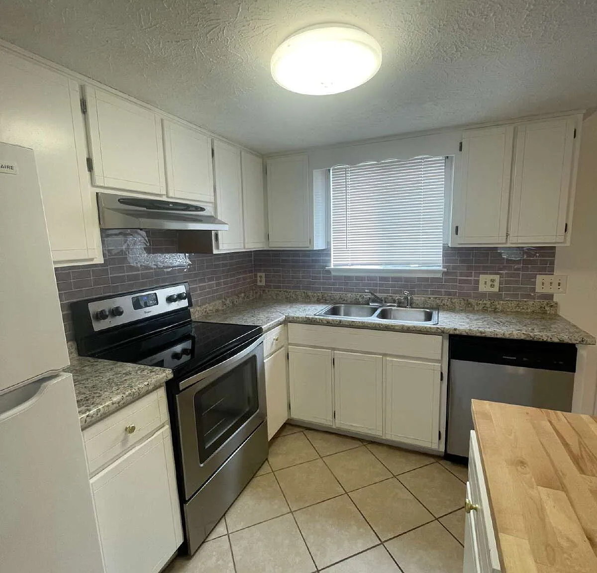 2 bed, 1.5 bath, 970 sqft, $1,400 — Photo 4
