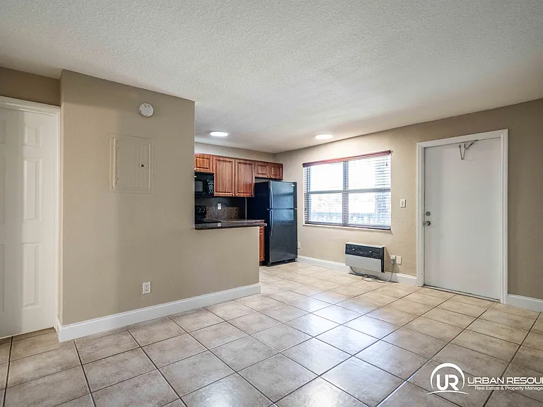 715 NE 6th St #9 — Photo 5