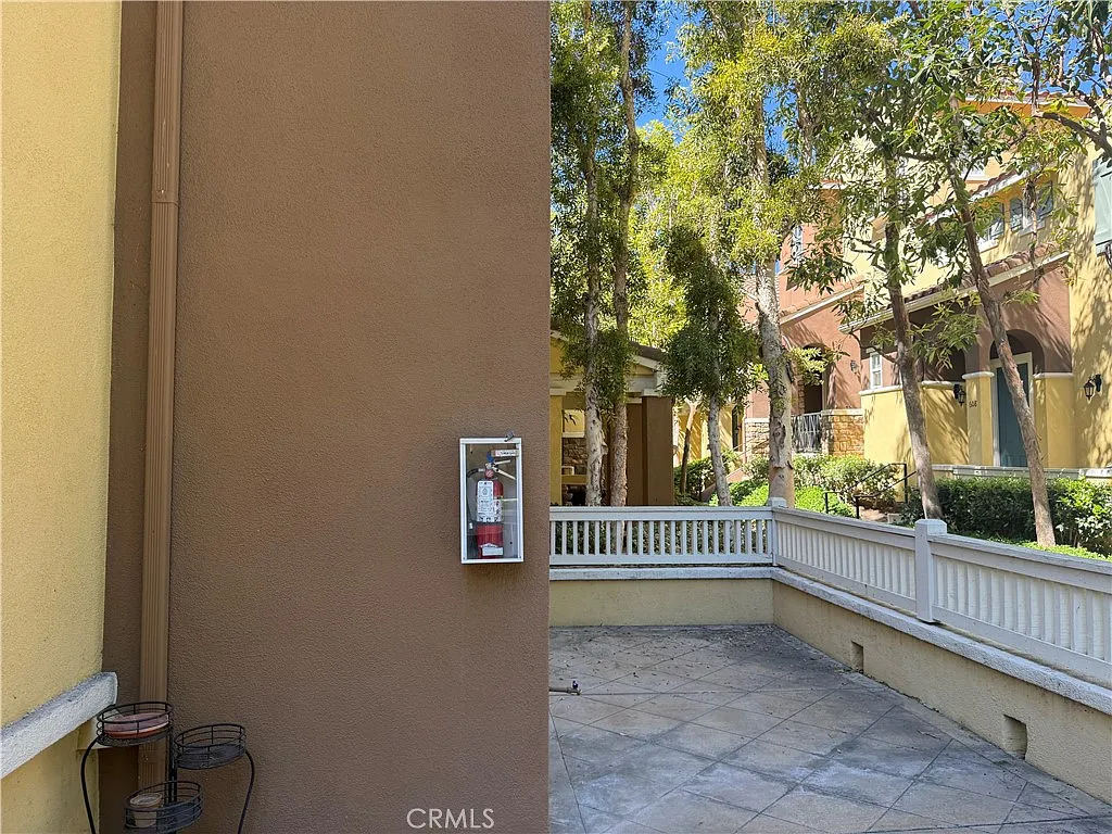 3 bed, 2.5 bath, 1627 sqft, $4,350 — Photo 3