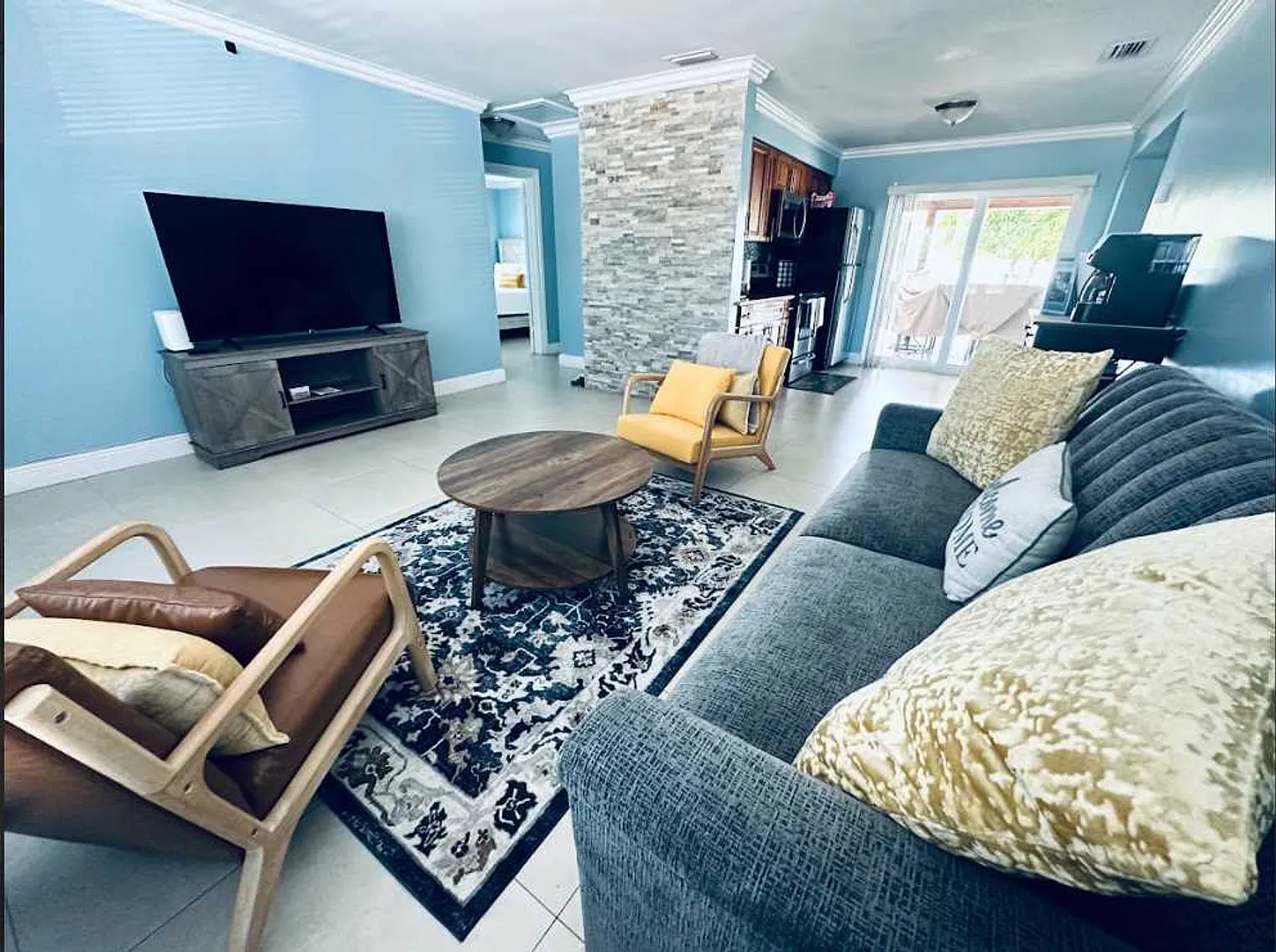 3 bed, 2.0 bath, 1291 sqft, $8,879 — Photo 4