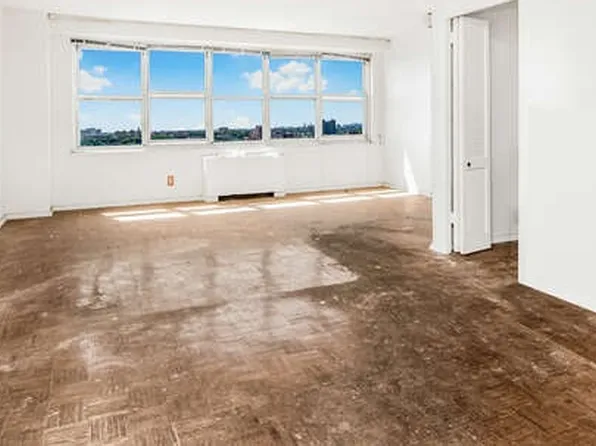 555 Kappock Street image 2 of 14