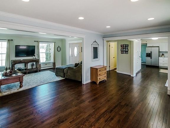 3rd image of 1098 Royal Oak Dr