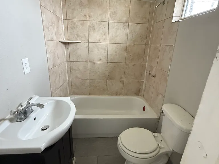 914 Rosedale Dr — Photo 3