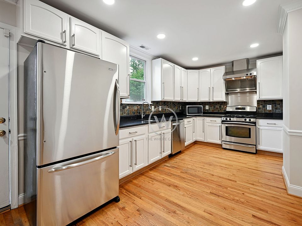 Kitchen w/ SS Appliances & Gas Cooking