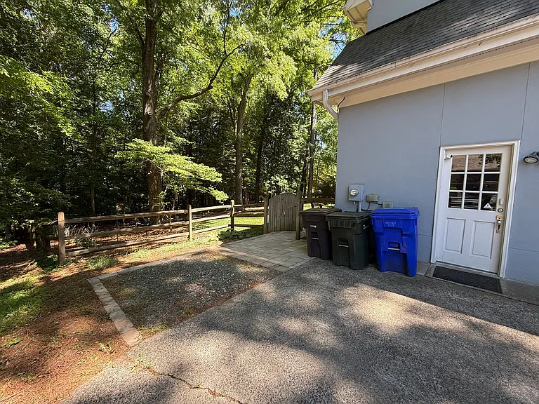 Car bay, garage entrance, backyard entrance