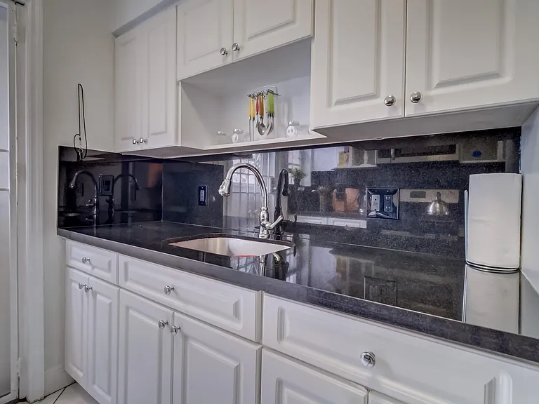 825 Jefferson Ave #2 — Photo 8