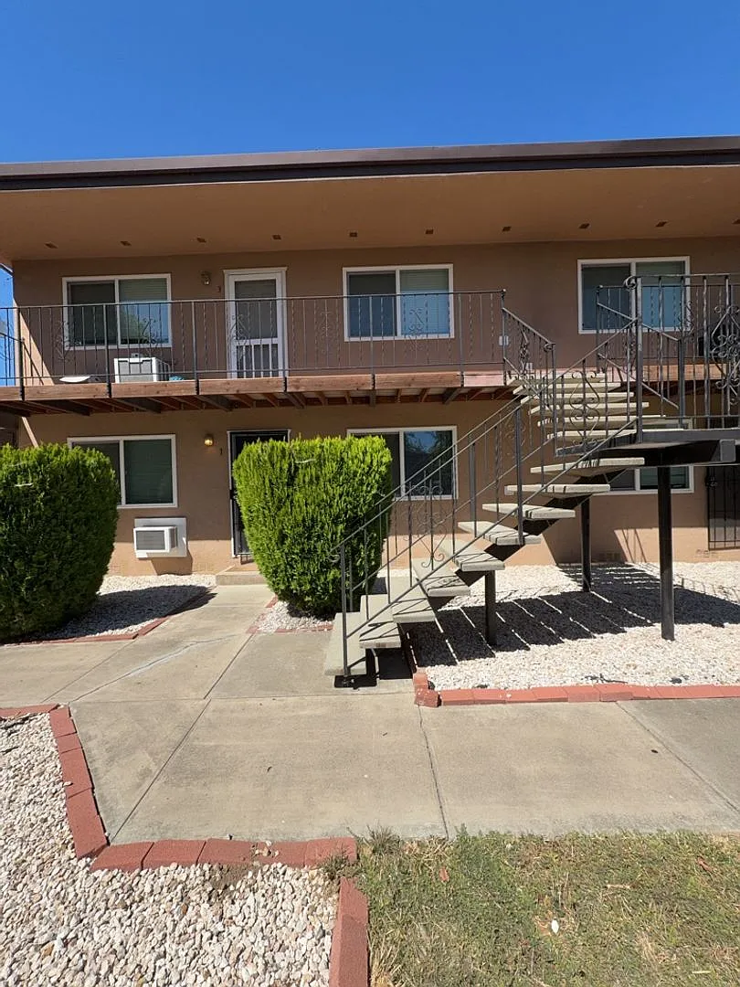 209 Wright Ln — Photo 1