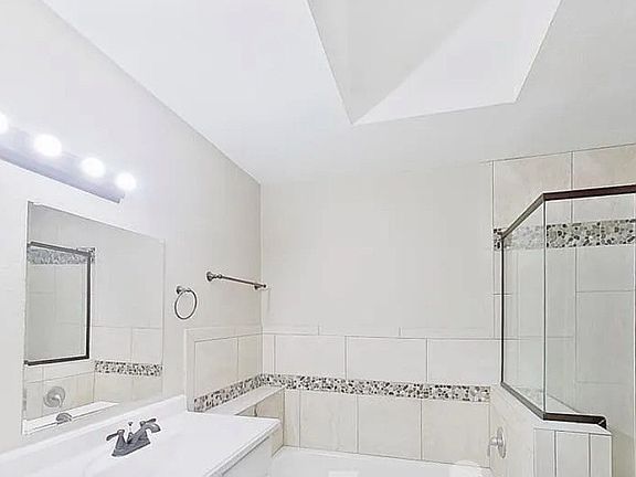 4th image of 3208 Chimneyrock Dr #1