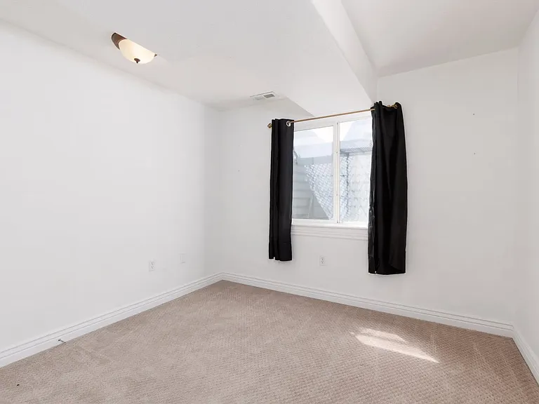 572 W 1260 N — Photo 17